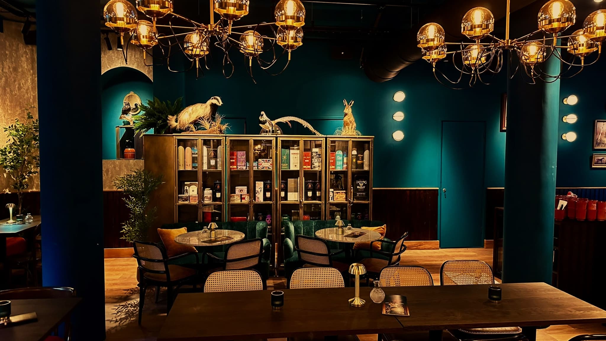 Het kaarsverlichte interieur van The Fat Fox in Rotterdam